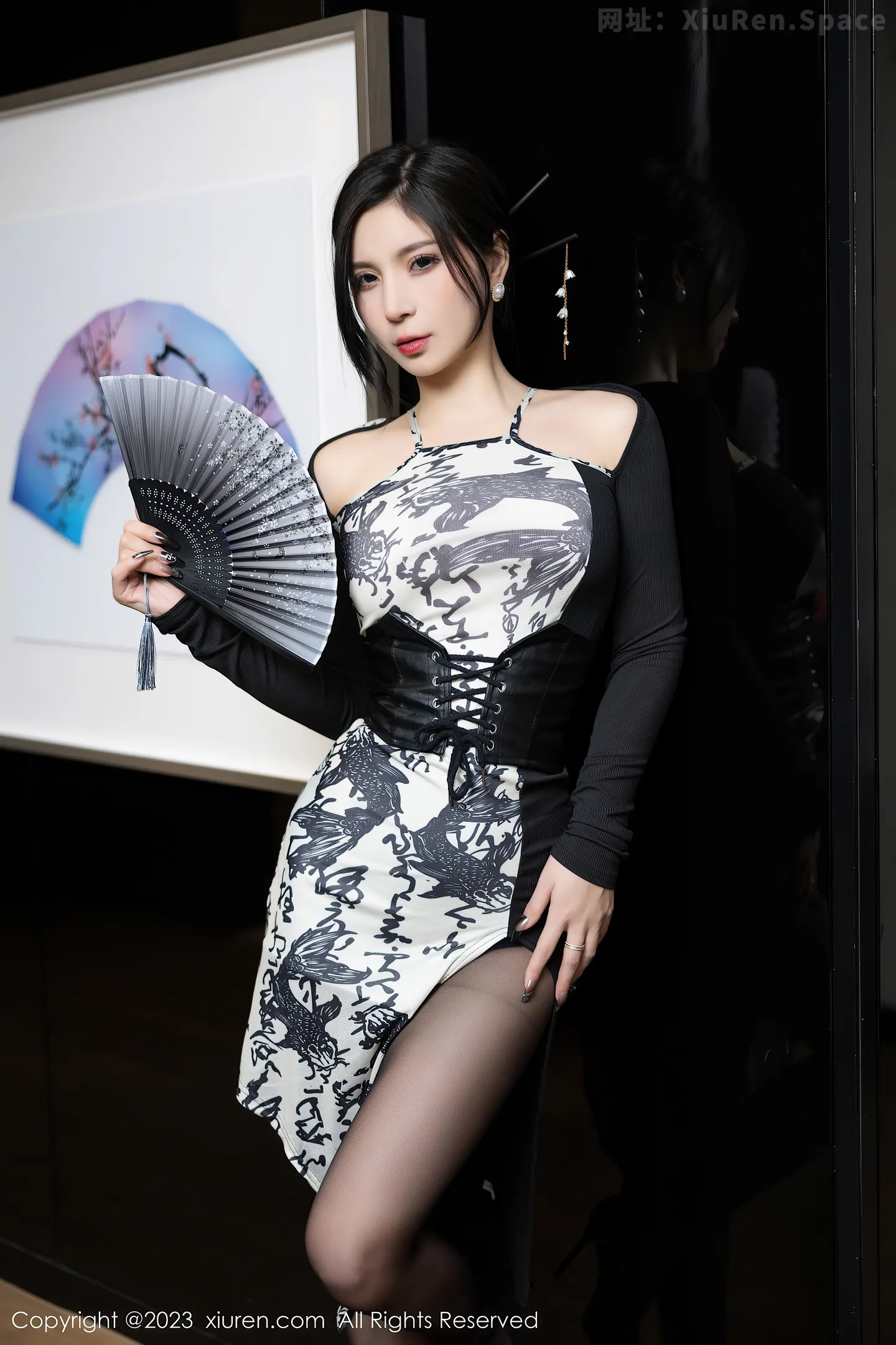 图片[3]-[XiuRen秀人网] 2023.03.13 VOL.6406 小蛮妖Yummy 白色紧身连衣裙与黑色内衣加黑丝美腿性感私房写真集-秀人网官方网站